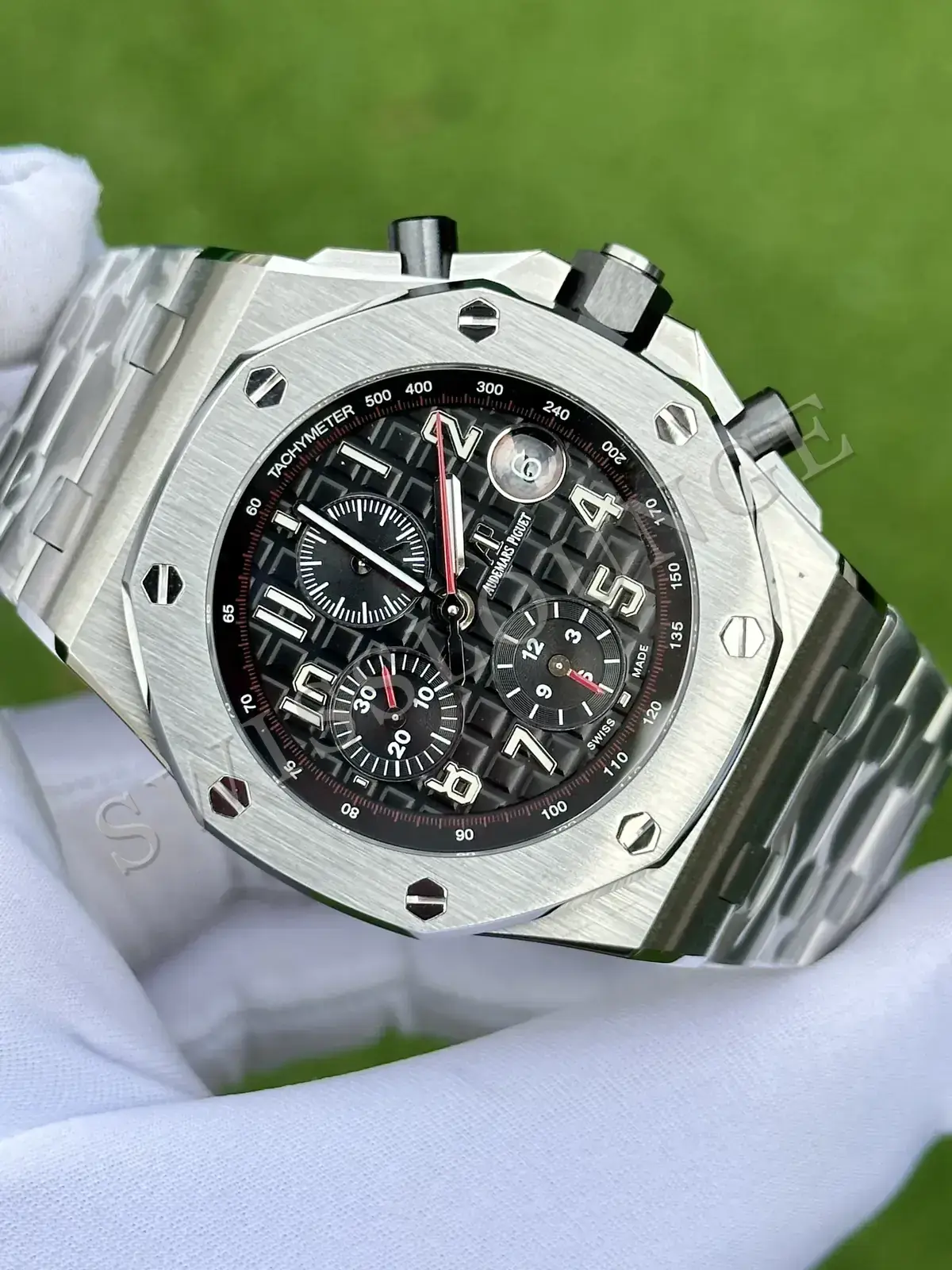 Audemars Piguet Royal Oak Offshore Chronograph No. 03, açılı görünümde vidalı sekizgen bezel, takimetre halkası ve üç sayaç