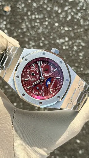 Audemars Piguet Royal Oak "Perpetual Calendar Red Edition" — 2. görsel