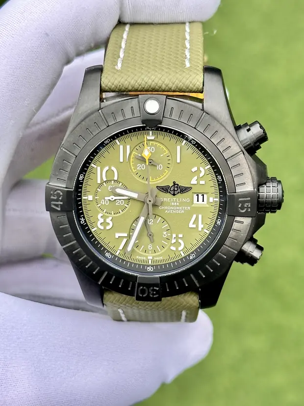 Breitling Avenger "Chronograph Titanyum Kasa Gri Kadran" E13383 No. 01