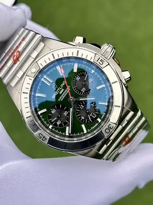 Breitling Avenger "II Chronograph Çelik Kasa Siyah Kadran" — 2. görsel