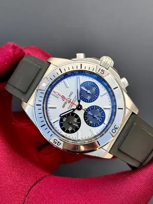 Breitling Chronomat "Ice Blue" B01 — 2. görsel