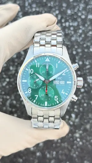 IWC Pilot "S Chronograph Green Dial" — 2. görsel