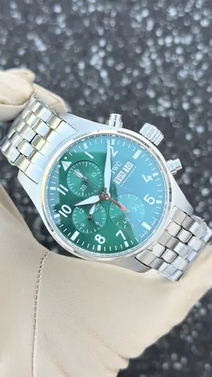 IWC Pilot "S Chronograph Green Dial" — 3. görsel