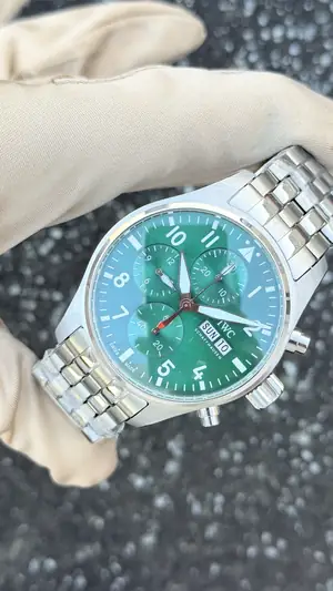 IWC Pilot "S Chronograph Green Dial" — 6. görsel