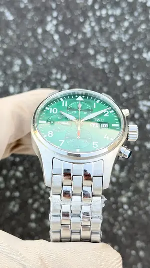 IWC Pilot "S Chronograph Green Dial" — 7. görsel