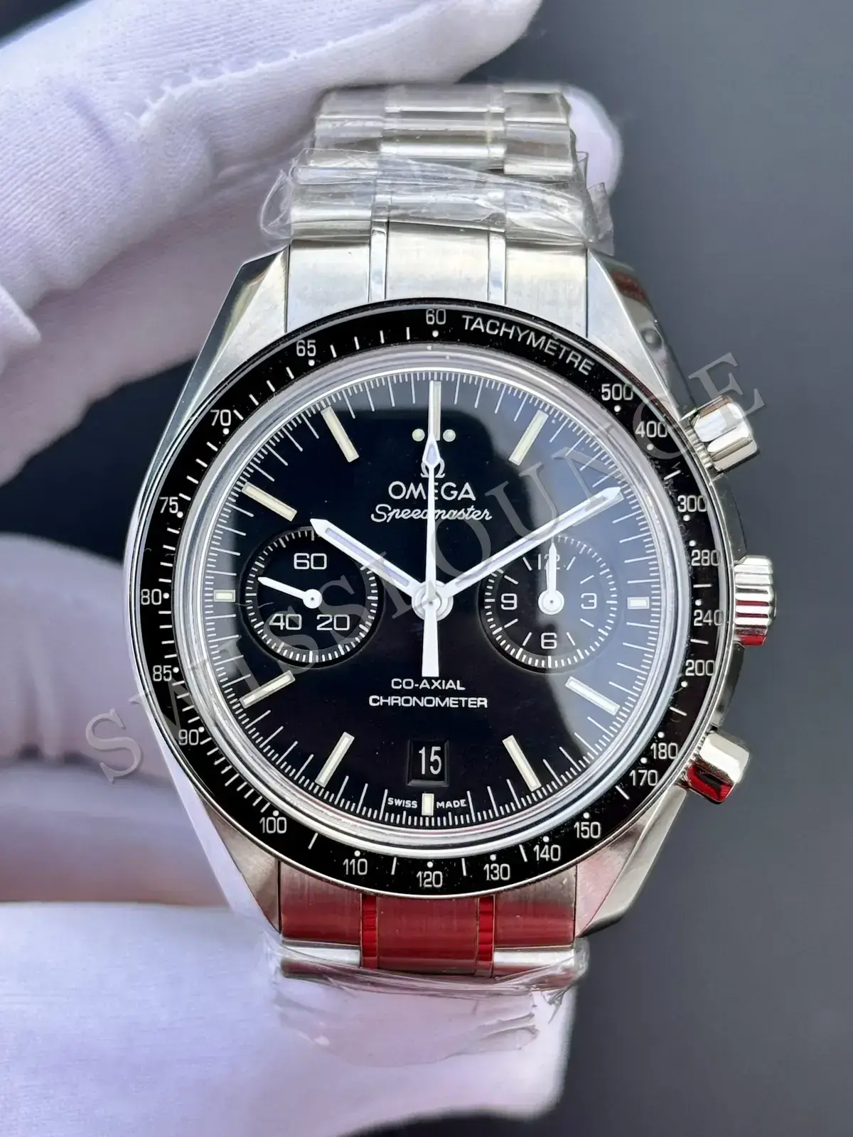 Omega Speedmaster Professional Moonwatch, siyah kadranda alt sayaçlar ve takimetre bezel, elde önden görünüm