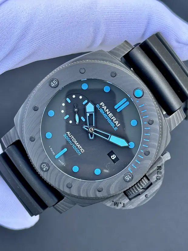 Panerai Submersible "Luminor Carbotech Karbon Kasa Mavi Indeksli Kadran"