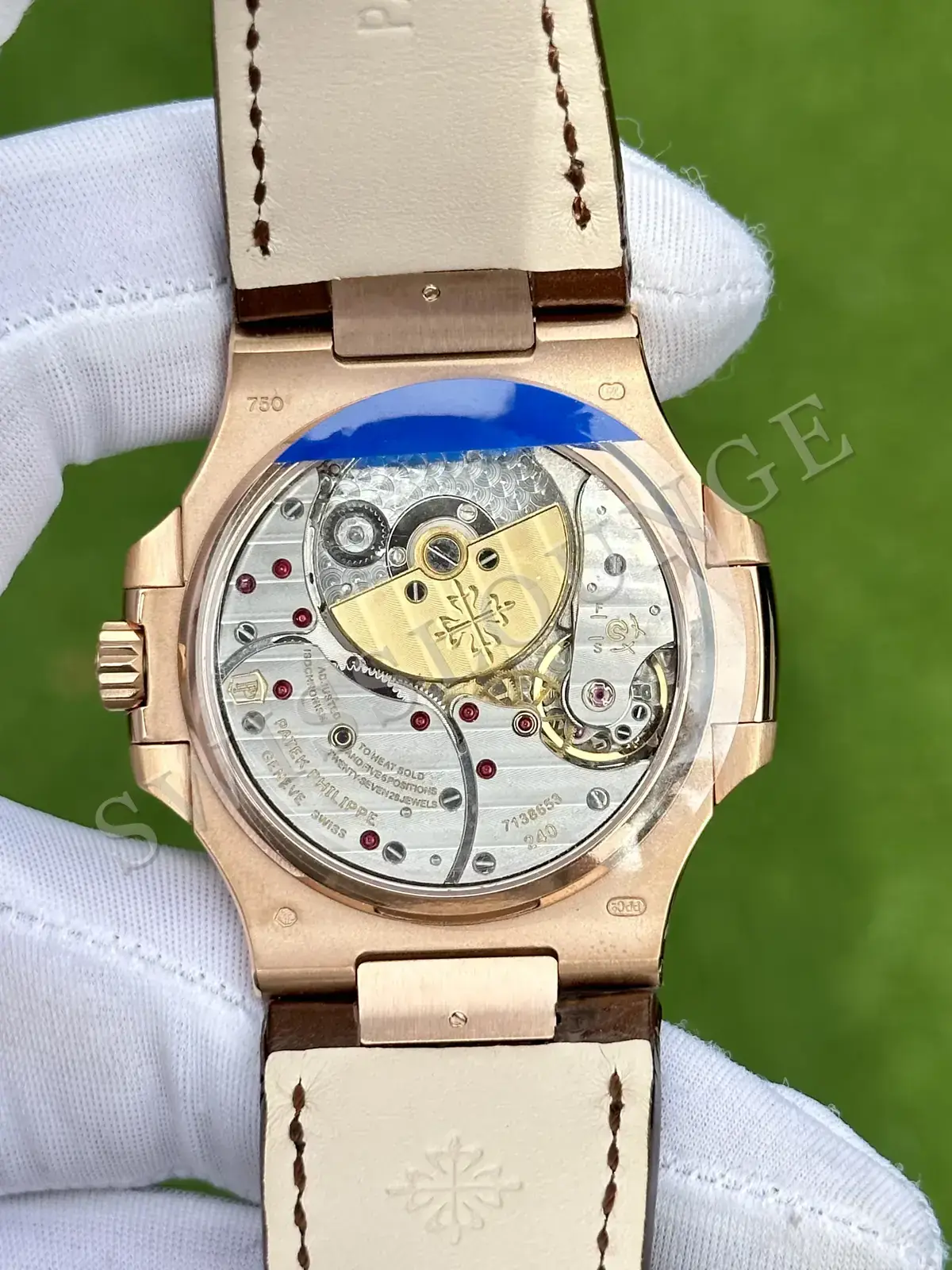 Patek Philippe Nautilus 5712R No. 02, şeffaf kasa arkasından rotor ve mekanizma köprüleri