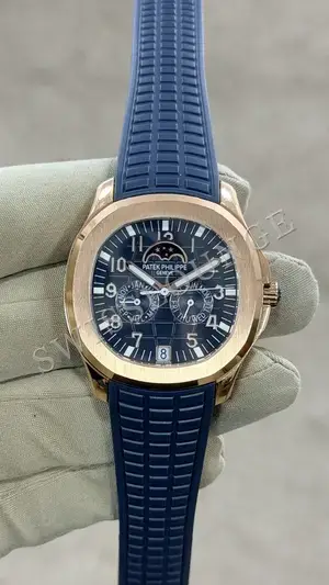 Patek Philippe Nautilus "GMT Moonphase Pembe Altın Kasa Mavi Kadran" — 1. görsel