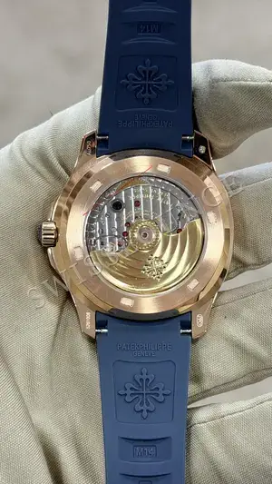 Patek Philippe Nautilus "GMT Moonphase Pembe Altın Kasa Mavi Kadran" — 7. görsel
