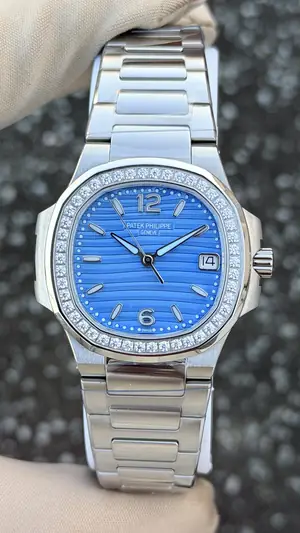Patek Philippe Nautilus "Ladies Taşlı Çelik Kasa Mavi Kadran" 7018 No. 02 — 1. görsel
