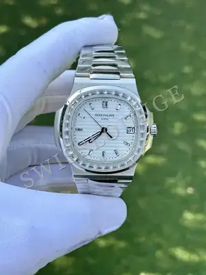 Patek Philippe Nautilus "Ladies Taşlı Çelik Kasa Siyah Kadran" — 1. görsel