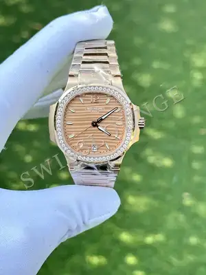 Patek Philippe Nautilus "Ladies Taşlı Pembe Altın Kasa Pembe Kadran" 7018 No. 04 — 1. görsel