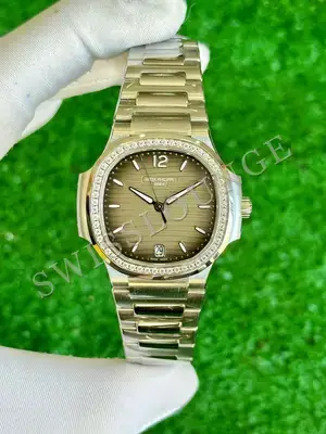 Patek Philippe Nautilus "Pembe Kadran Rose Kasa Full Tas Bezel" — 1. görsel