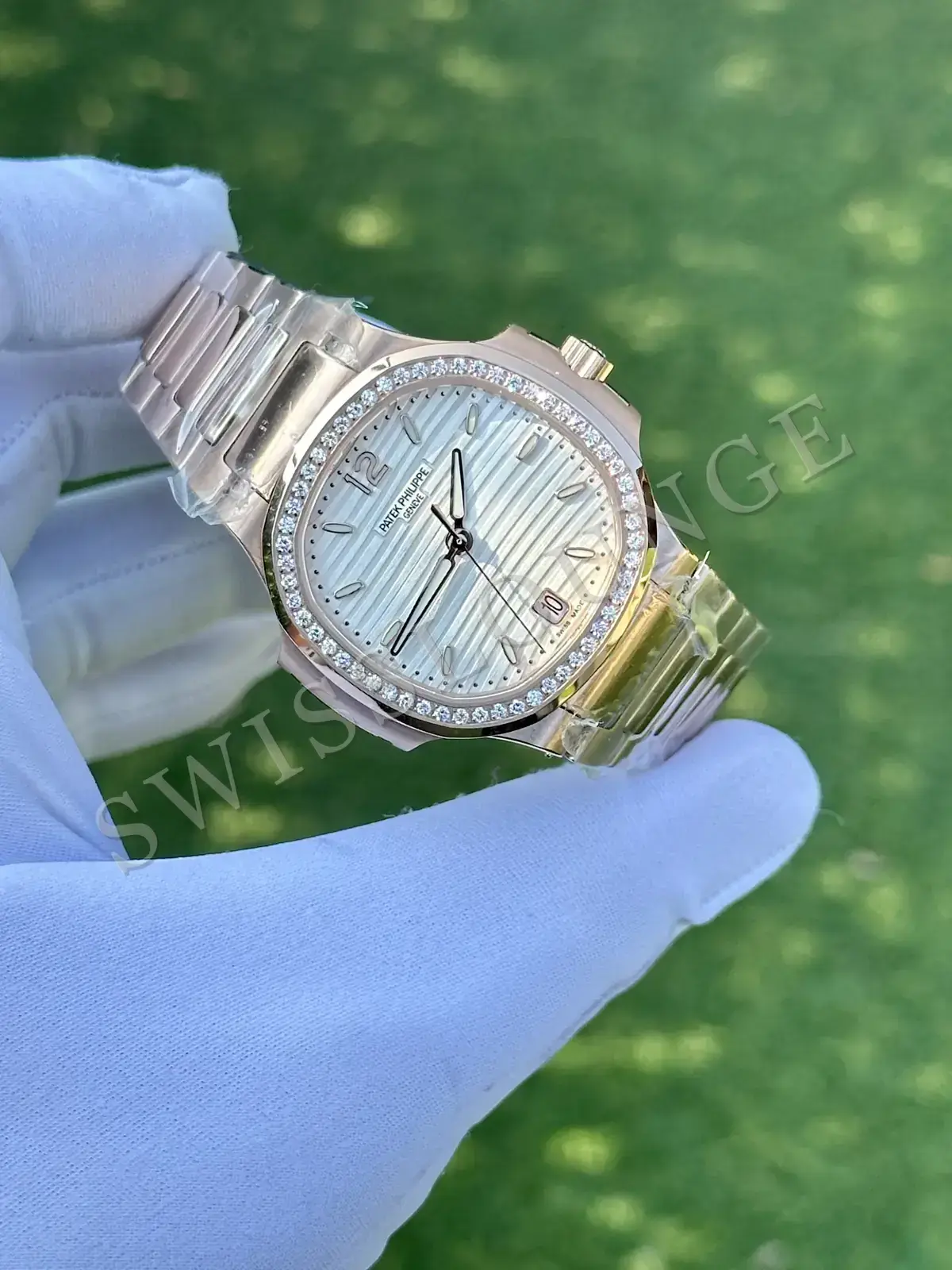 Patek Philippe Nautilus "Taşlı Çelik Kasa Tas Islemeli Beyaz Kadran" 5711 No. 01