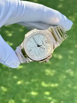 Patek Philippe Nautilus "Taşlı Çelik Kasa Tas Islemeli Beyaz Kadran" 5711 No. 01 — 2. görsel
