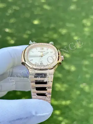 Patek Philippe Nautilus "Taşlı Çelik Kasa Tas Islemeli Beyaz Kadran" 5711 No. 01 — 3. görsel