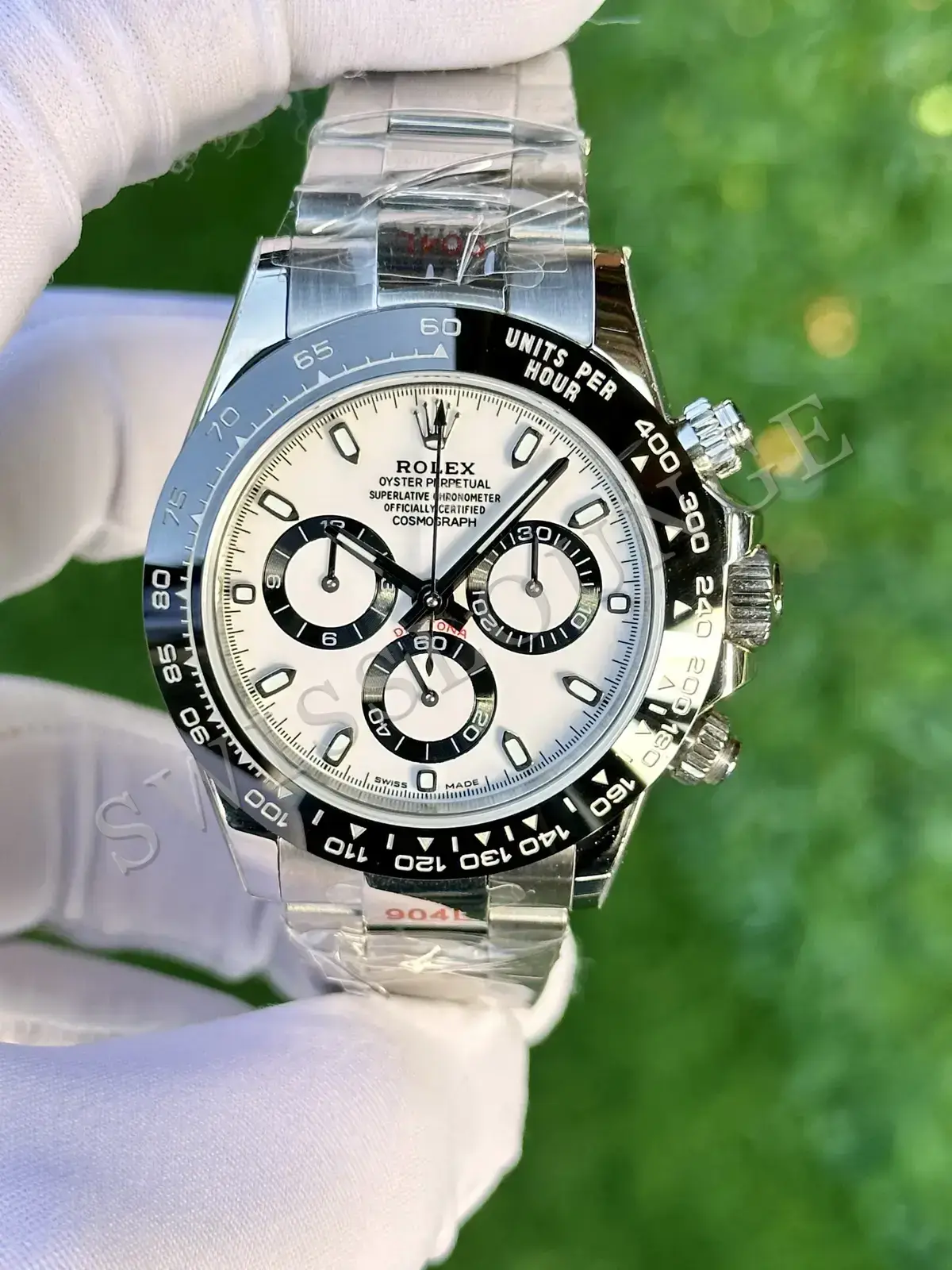 Rolex Daytona Cosmograph beyaz kadran 116500LN, üç sayaç ve takimetre ölçekli siyah bezel, elde önden görünüm