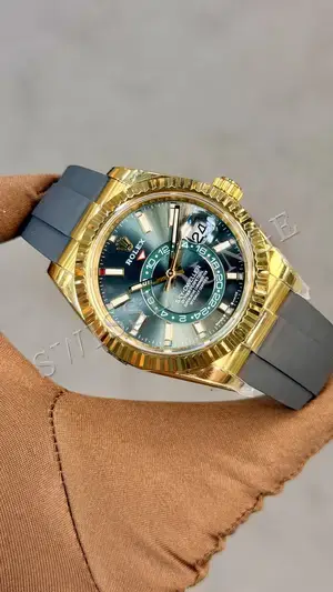 Rolex Sky-Dweller "Sarı Altın Yeşil Kadran Kauçuk Kordon", 2. görsel